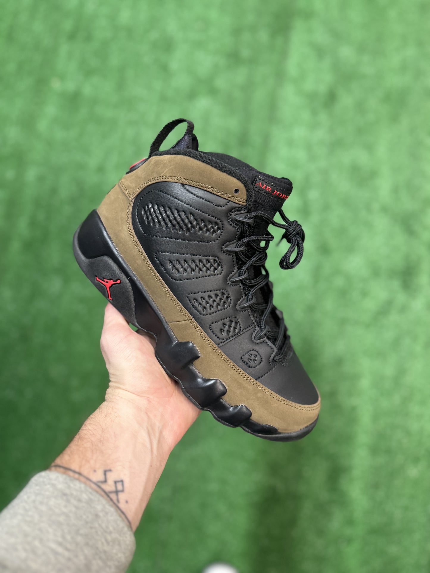 LIKE NEW AJ9 OLIVE SZ 7Y